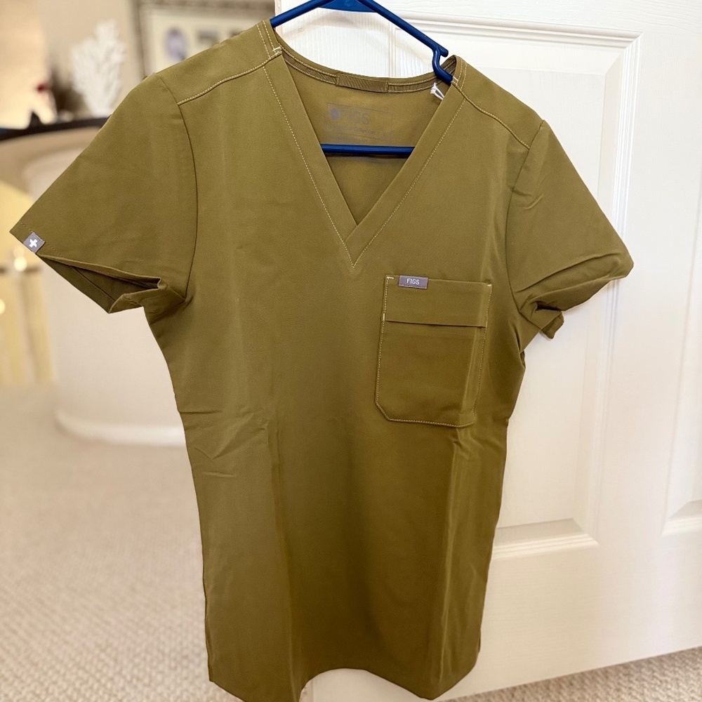 NEW FIGS Women's Small Martini Olive Bei Cargo Scrub Top